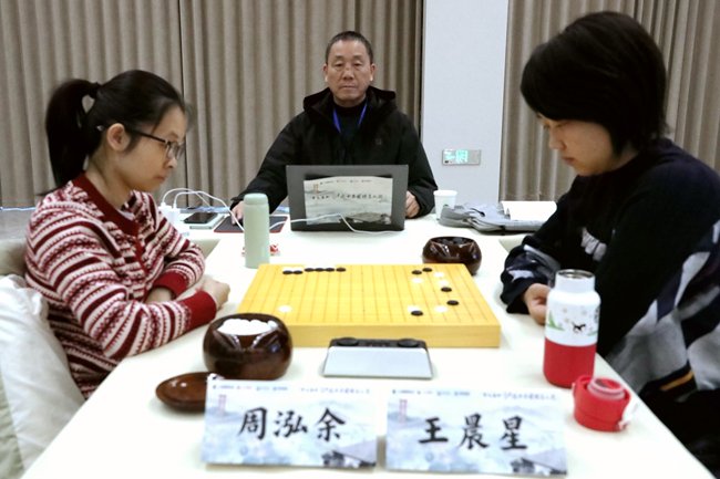 周泓余VS王晨星 人民网记者 胡(hú)雪(xuě)蓉(róng)摄(shè)