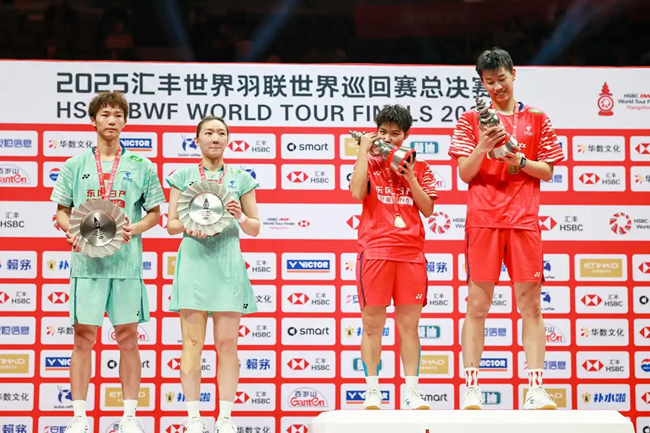 混双决赛后，冠军冯彦哲（右一）/黄东萍（右二）、亚军蒋振邦（左一）/魏雅(yǎ)欣(xīn)在(zài)颁(bān)奖(jiǎng)仪(yí)式(shì)上(shàng)。新(xīn)华(huá)社记者 江汉摄