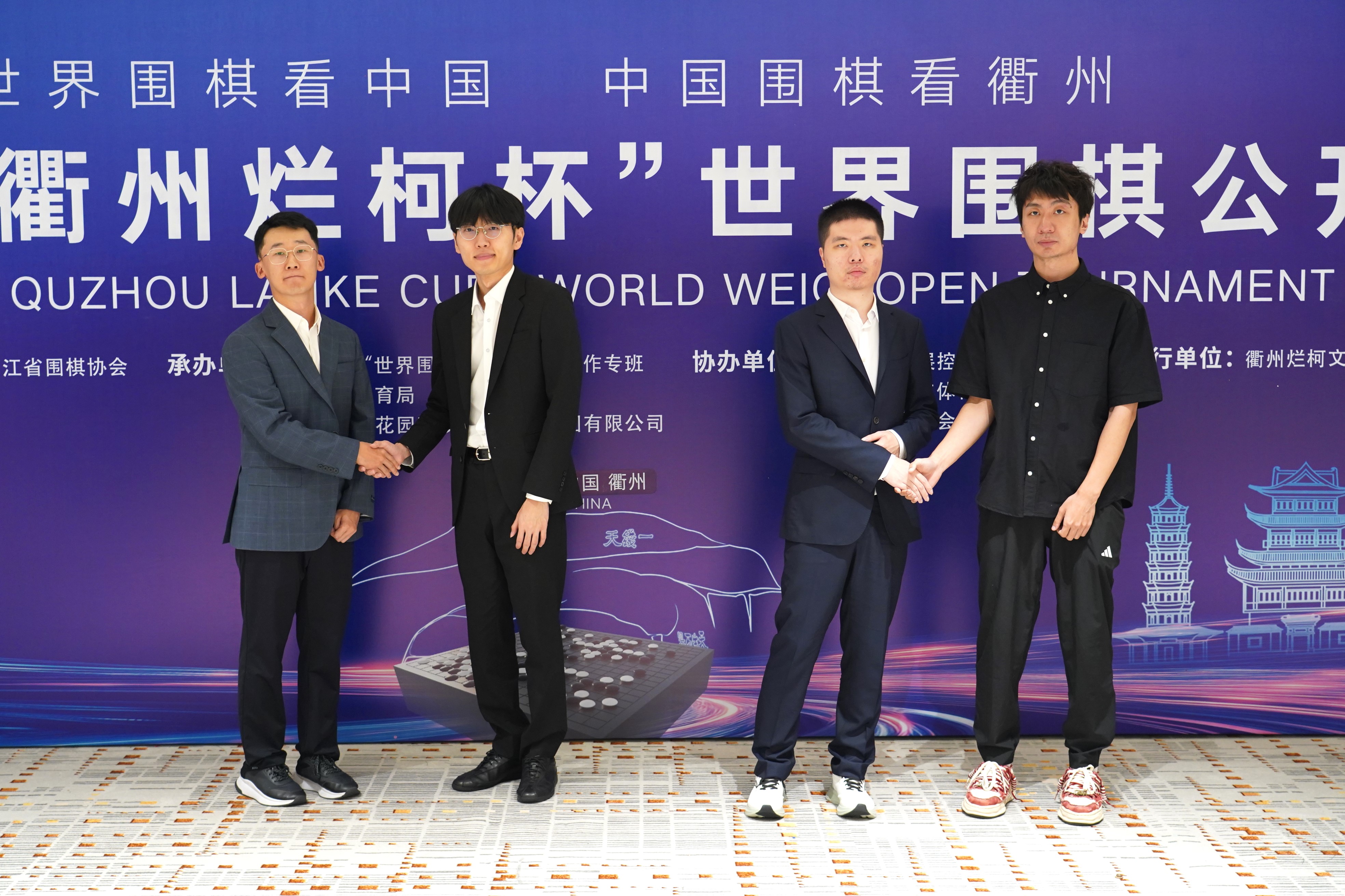 四强棋手合影。中(zhōng)国(guó)围(wéi)棋(qí)协(xié)会(huì)供(gōng)图(tú)