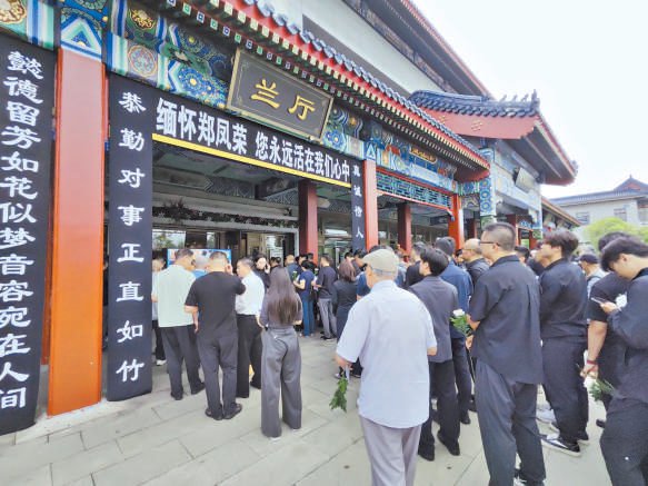 前来送别的社会各界人士络绎不绝。本报记者 邓方佳 摄