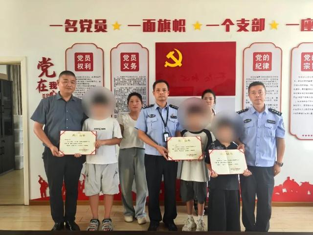 △民警为三位学生颁发荣誉证书及奖品
