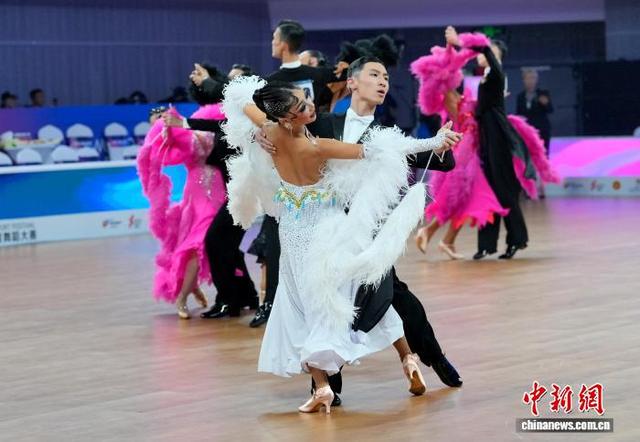 图为2026WDSF亚洲U21标准舞锦标赛比赛现场。中新社记者 安源 摄