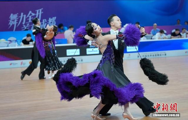 图为2026WDSF青年组标准舞比赛现场。中新社记者 安源 摄