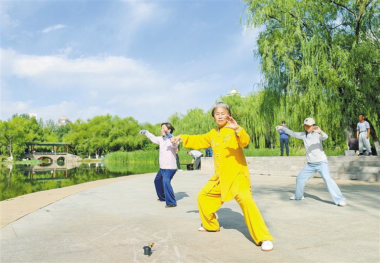 市民在美景中习练太极拳。 牛天甲 摄