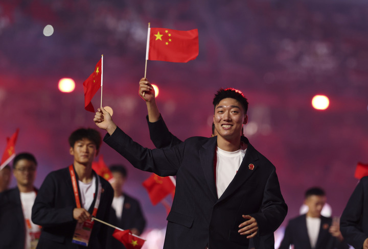9月19日，中国体育代表团在开幕式上入场。新华社记者 贾浩成 摄