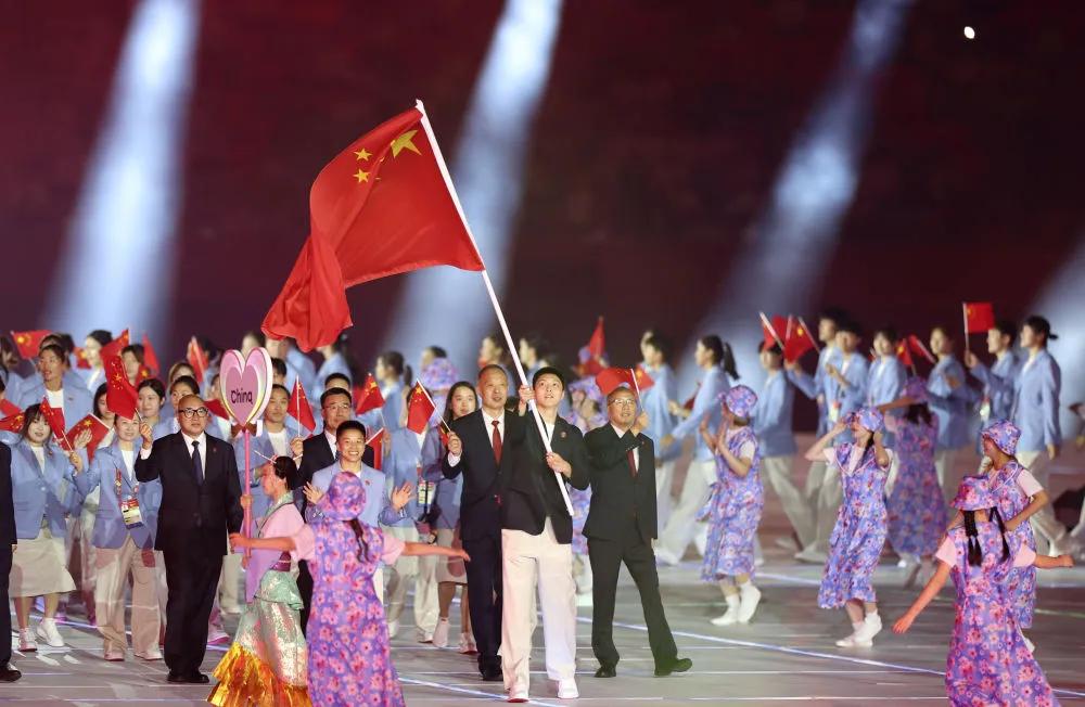 中国体育代表团入场。新华社记者 邓华 摄