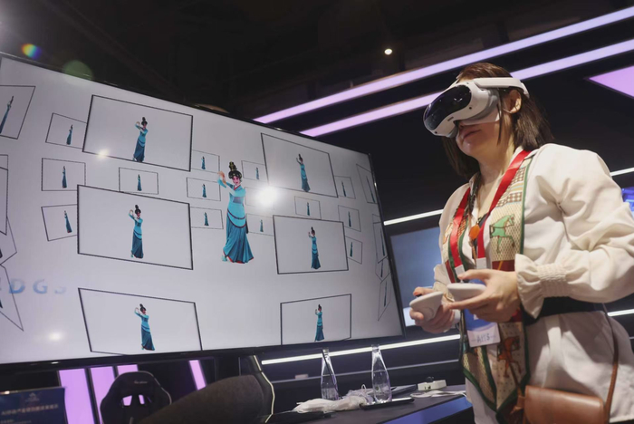 创新成果展示展上，观众通过VR设备与数字人西施互动。新京报记者 李木易 摄