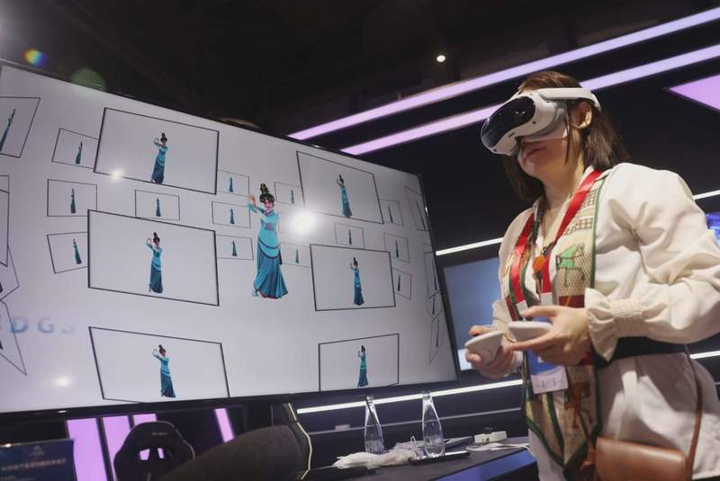 创新成果展示展上，观众通过VR设备与数字人西施互动。新京报记者 李木易 摄
