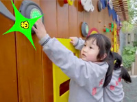 小朋友们起来做运动了 孩子们天生对声、光、色、感表现出极大的兴趣，追着灯光跑，跟着节奏走，
